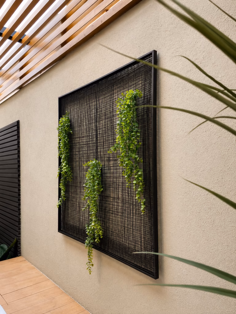 verde-05-patio-green-wall